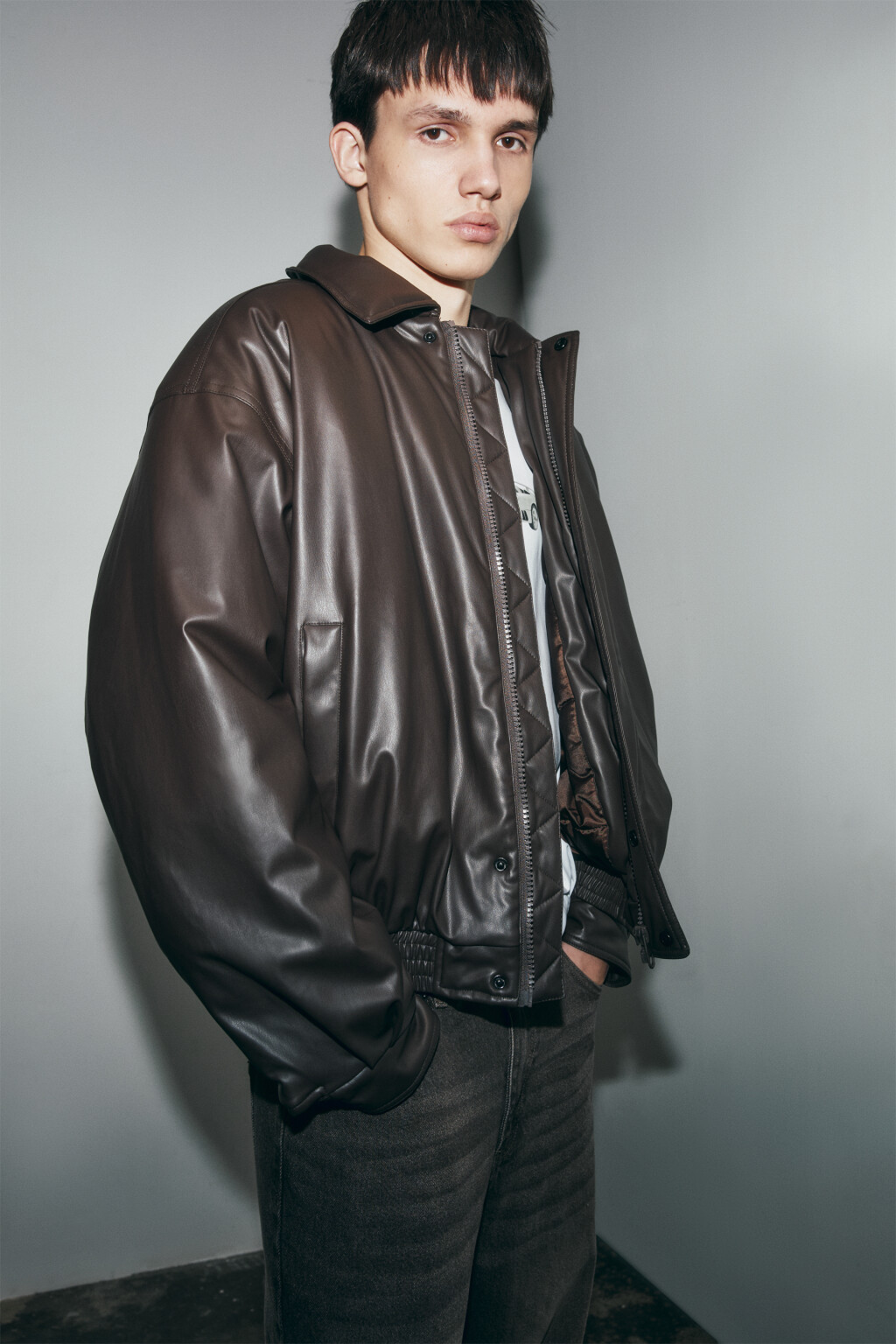Куртка-бомбер с кожаной фактурой без капюшона - цвет коричневый - 2