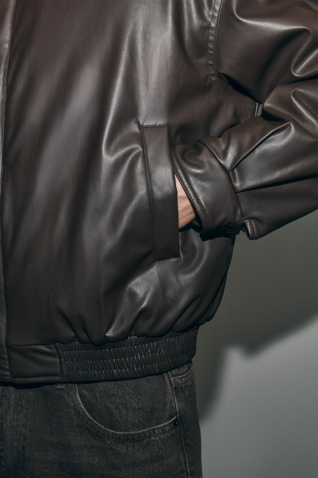 Куртка-бомбер с кожаной фактурой без капюшона - цвет коричневый - 7