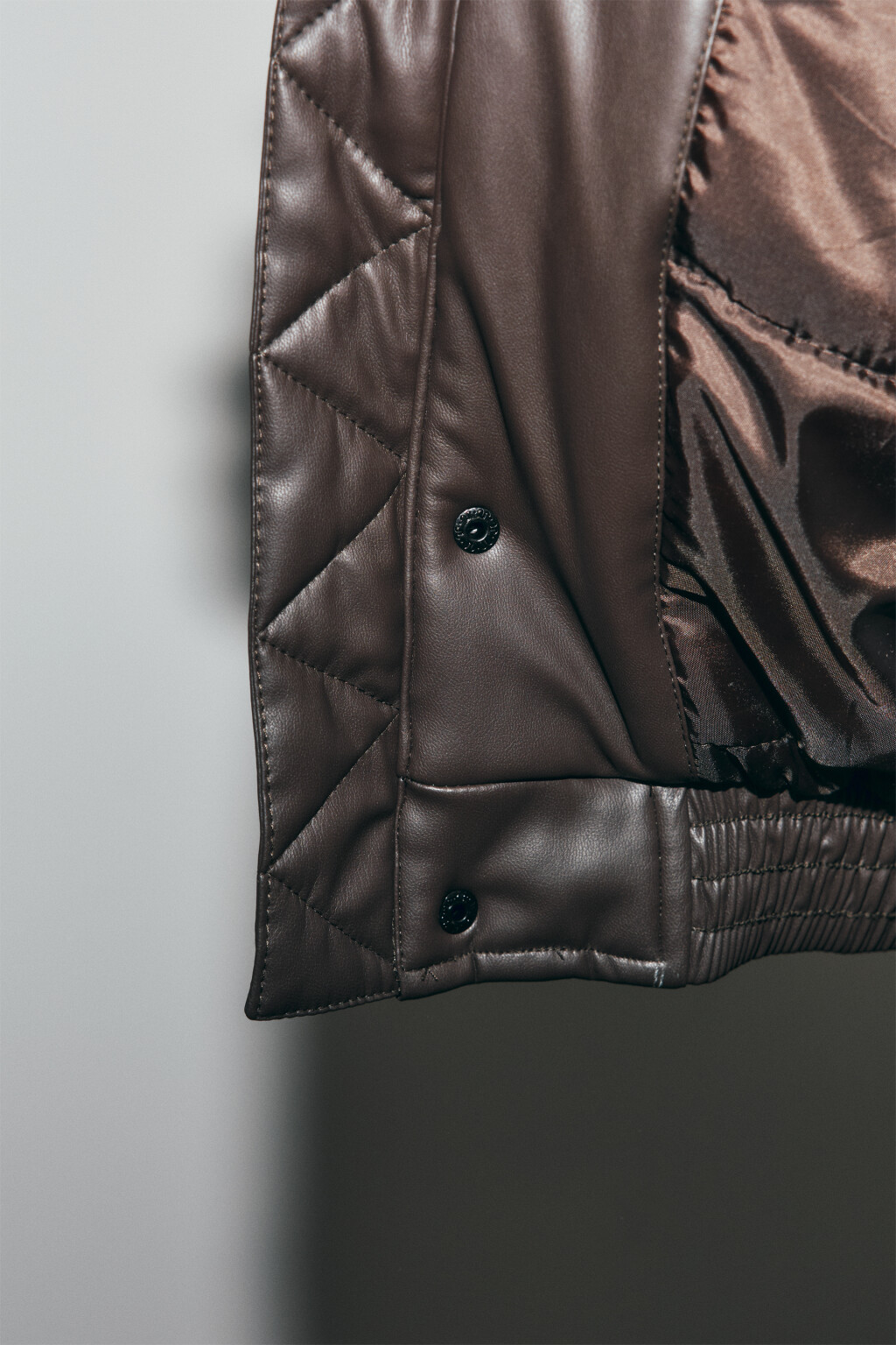 Куртка-бомбер с кожаной фактурой без капюшона - цвет коричневый - 8