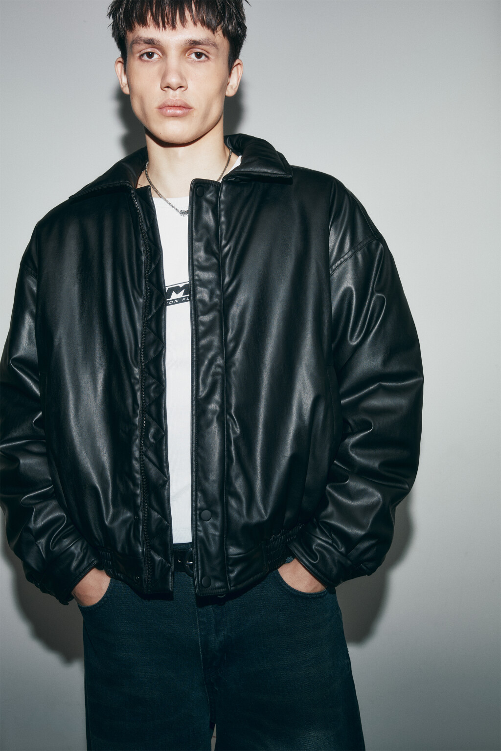 Куртка-бомбер с кожаной фактурой без капюшона - цвет черный - 1