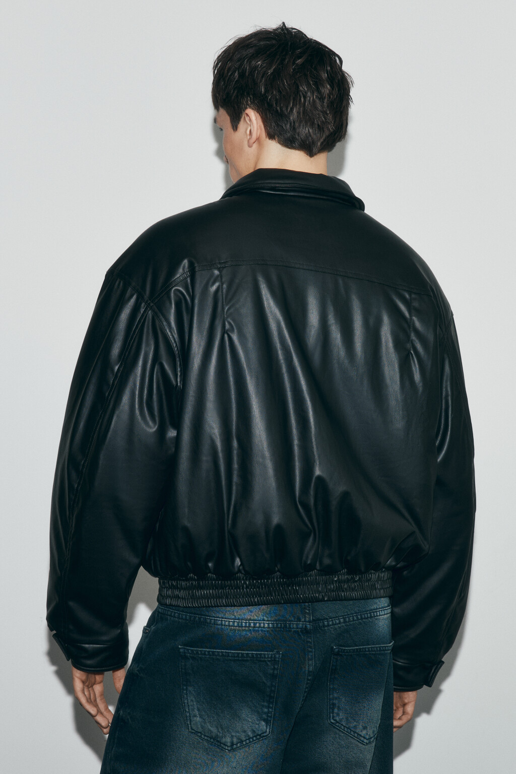 Куртка-бомбер с кожаной фактурой без капюшона - цвет черный - 3
