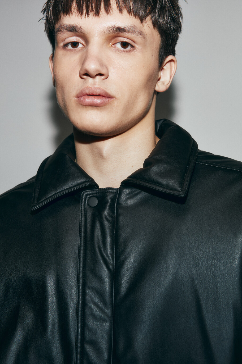 Куртка-бомбер с кожаной фактурой без капюшона - цвет черный - 5