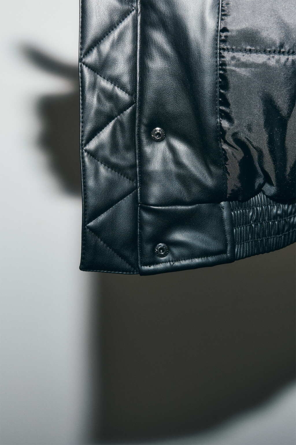 Куртка-бомбер с кожаной фактурой без капюшона - цвет черный - 6