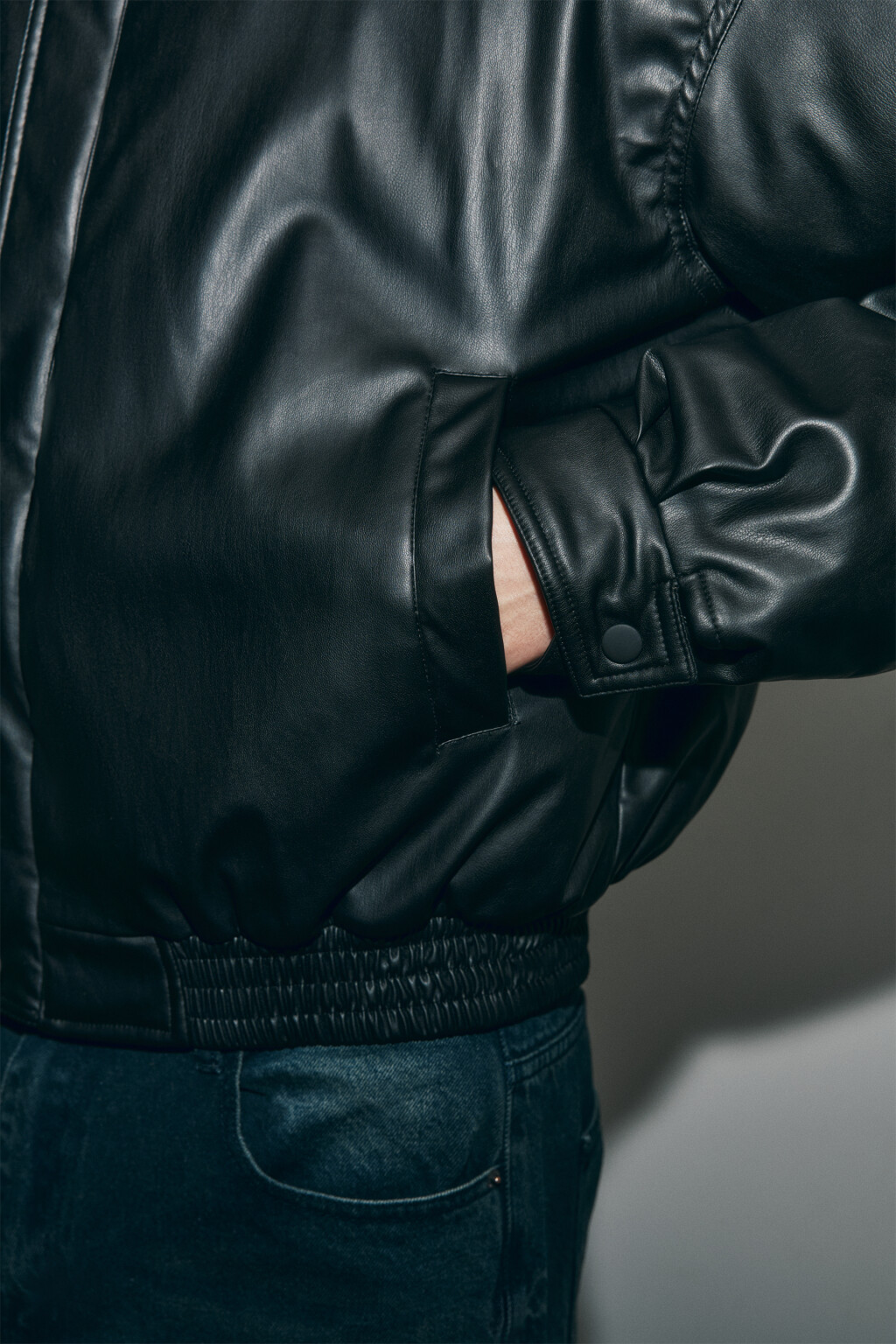 Куртка-бомбер с кожаной фактурой без капюшона - цвет черный - 7