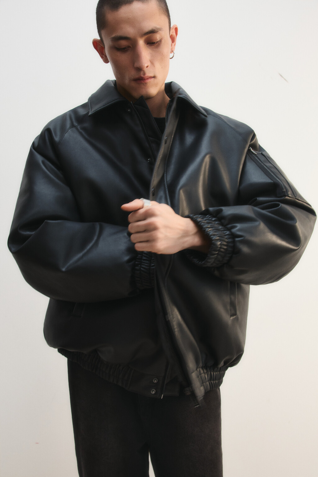 Куртка-бомбер с надписью и кожаной фактурой - цвет черный - 1