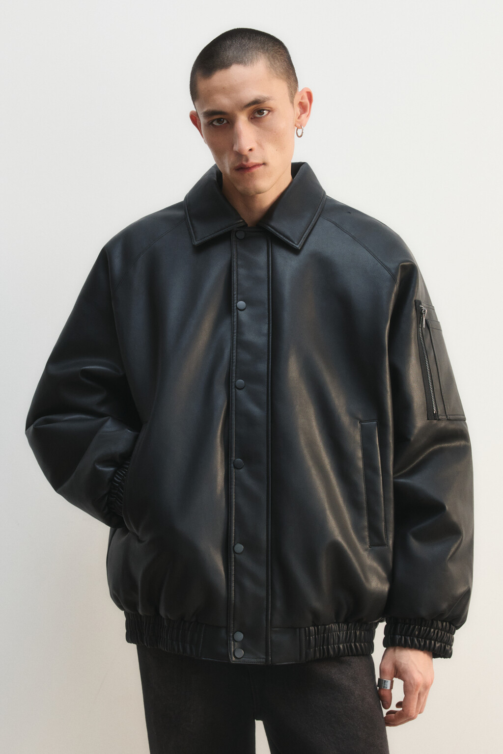 Куртка-бомбер с надписью и кожаной фактурой - цвет черный - 3