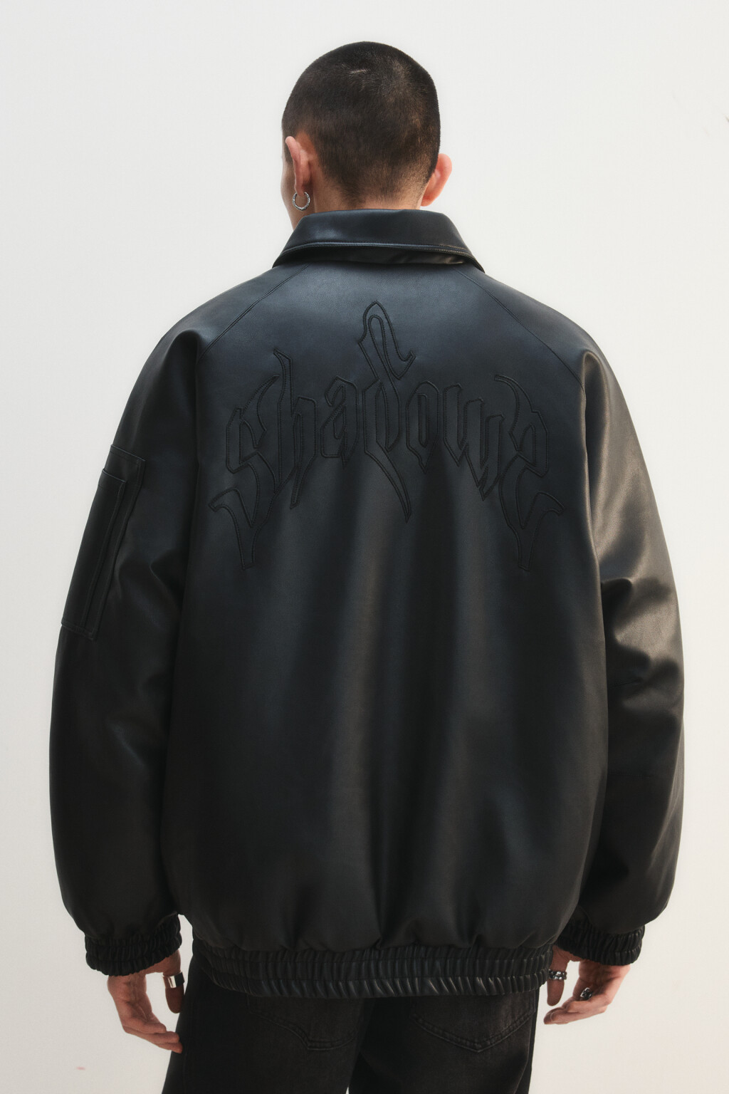Куртка-бомбер с надписью и кожаной фактурой - цвет черный - 4
