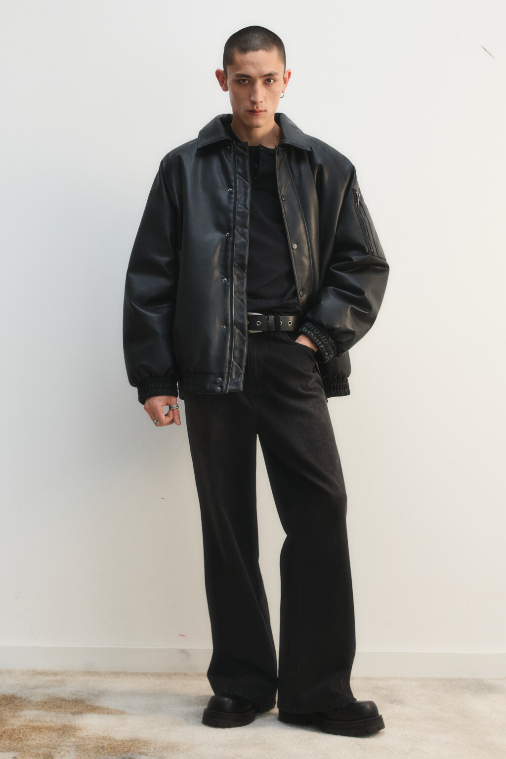 Куртка-бомбер с надписью и кожаной фактурой - цвет черный - 5