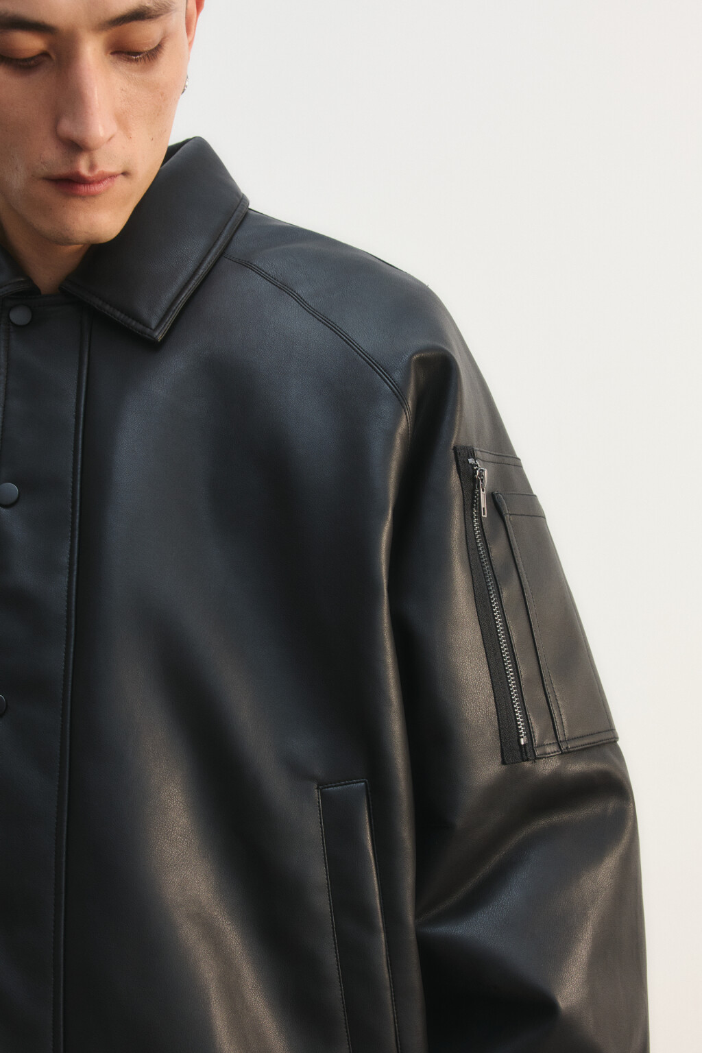 Куртка-бомбер с надписью и кожаной фактурой - цвет черный - 6