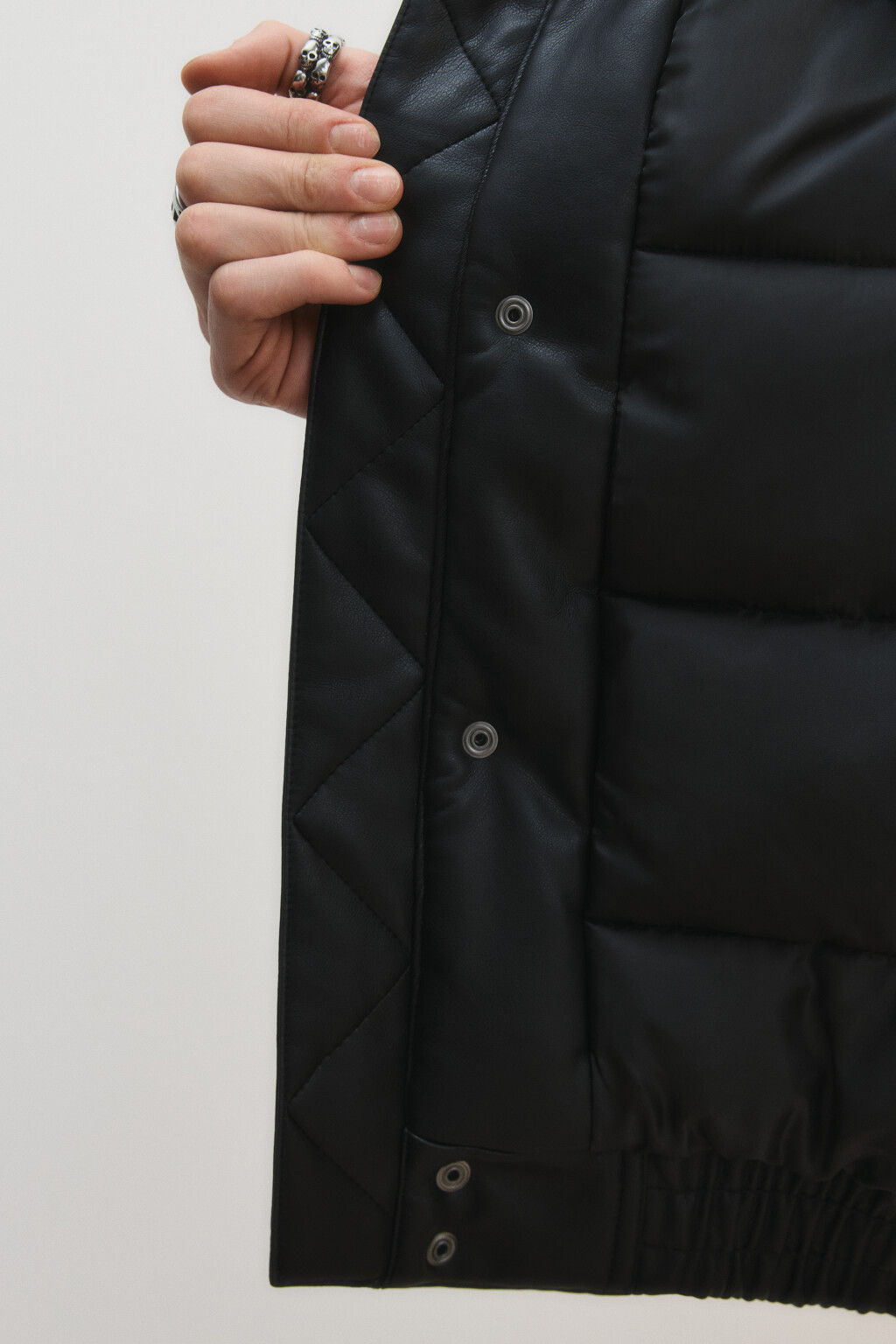 Куртка-бомбер с надписью и кожаной фактурой - цвет черный - 8