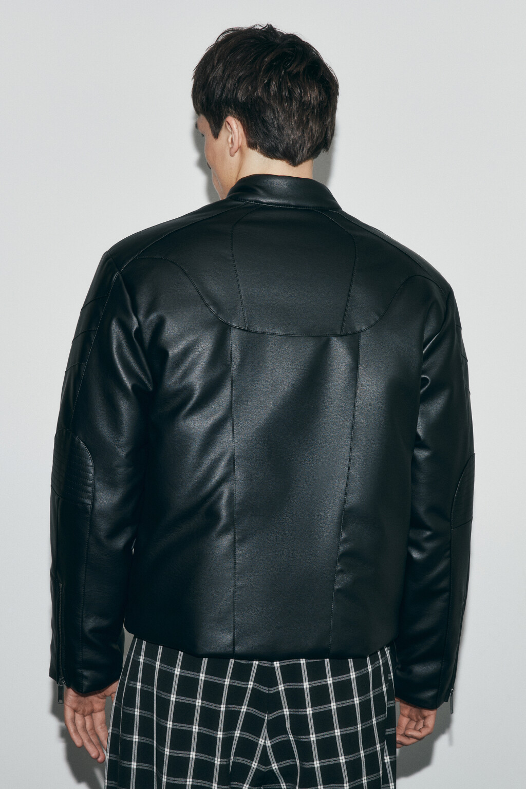 Куртка стеганая с кожаной фактурой без капюшона - цвет черный - 4