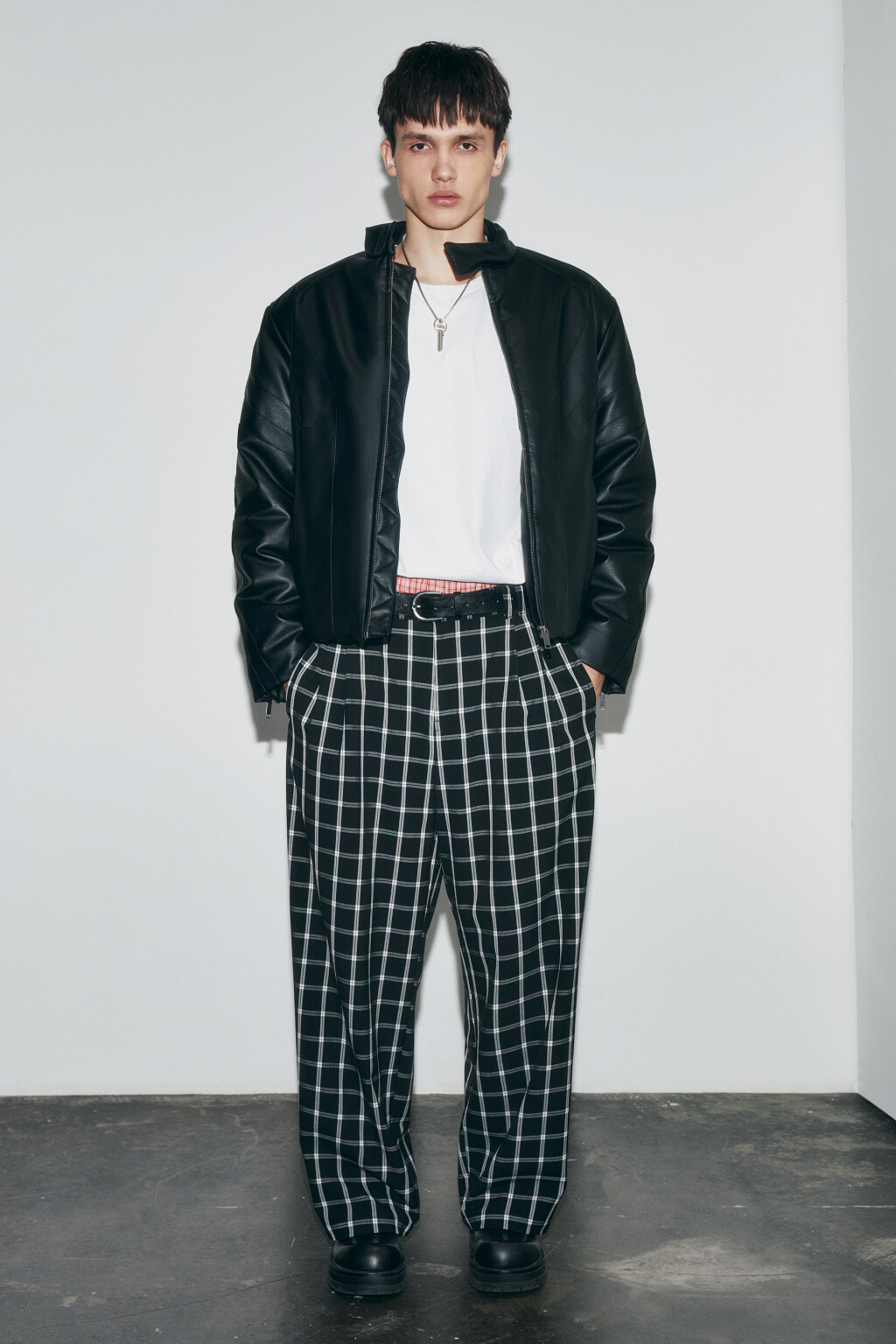 Куртка стеганая с кожаной фактурой без капюшона - цвет черный - 5