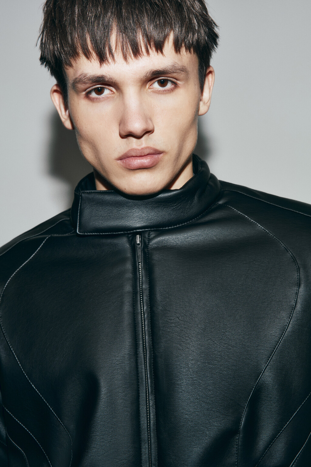 Куртка стеганая с кожаной фактурой без капюшона - цвет черный - 6