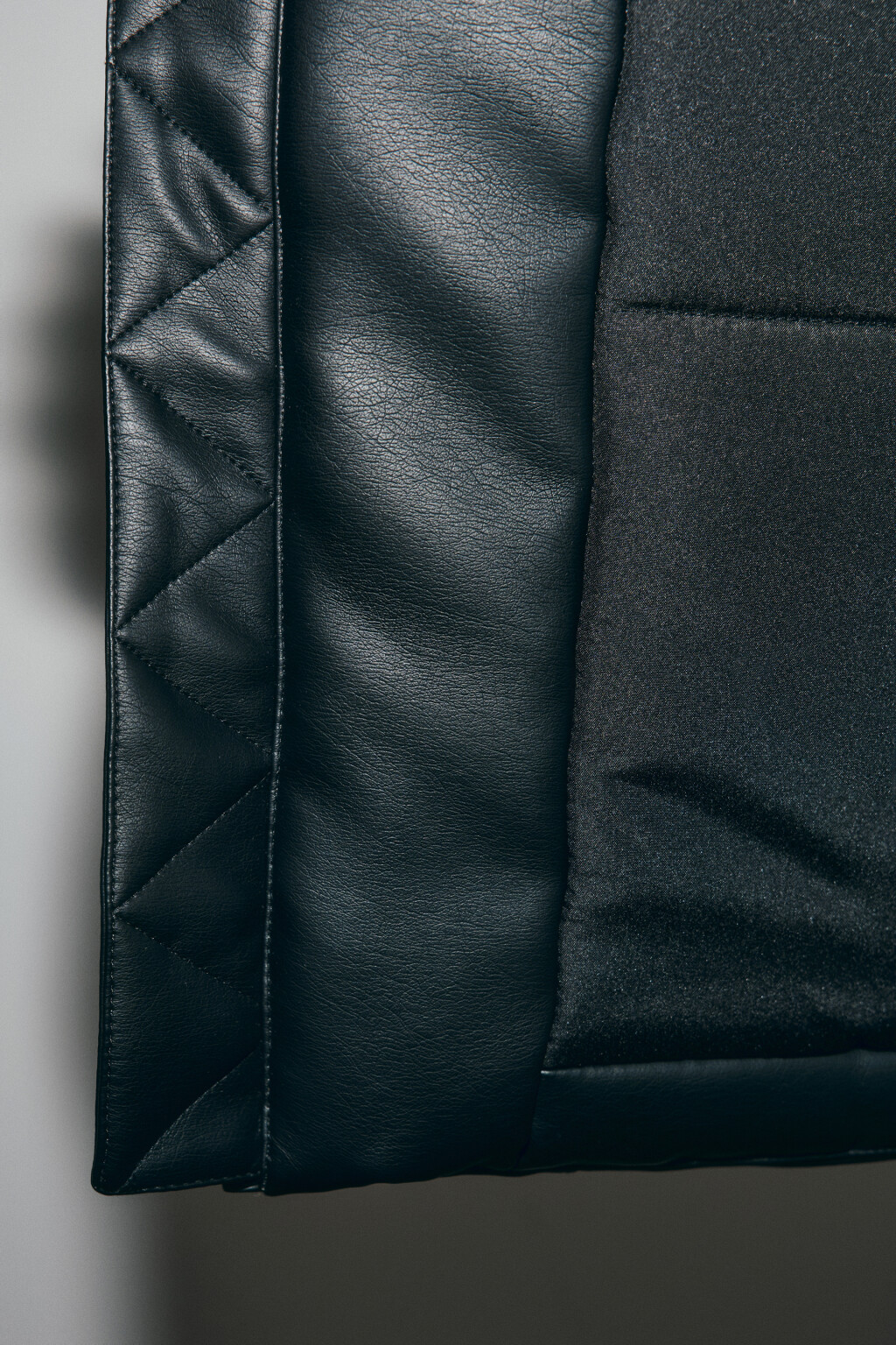 Куртка стеганая с кожаной фактурой без капюшона - цвет черный - 8