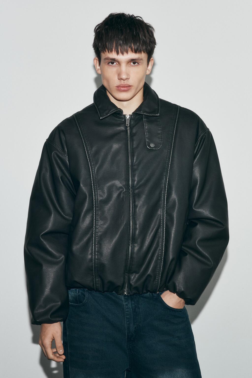 Куртка-бомбер с кожаной фактурой и воротником-стойкой - цвет черный - 2