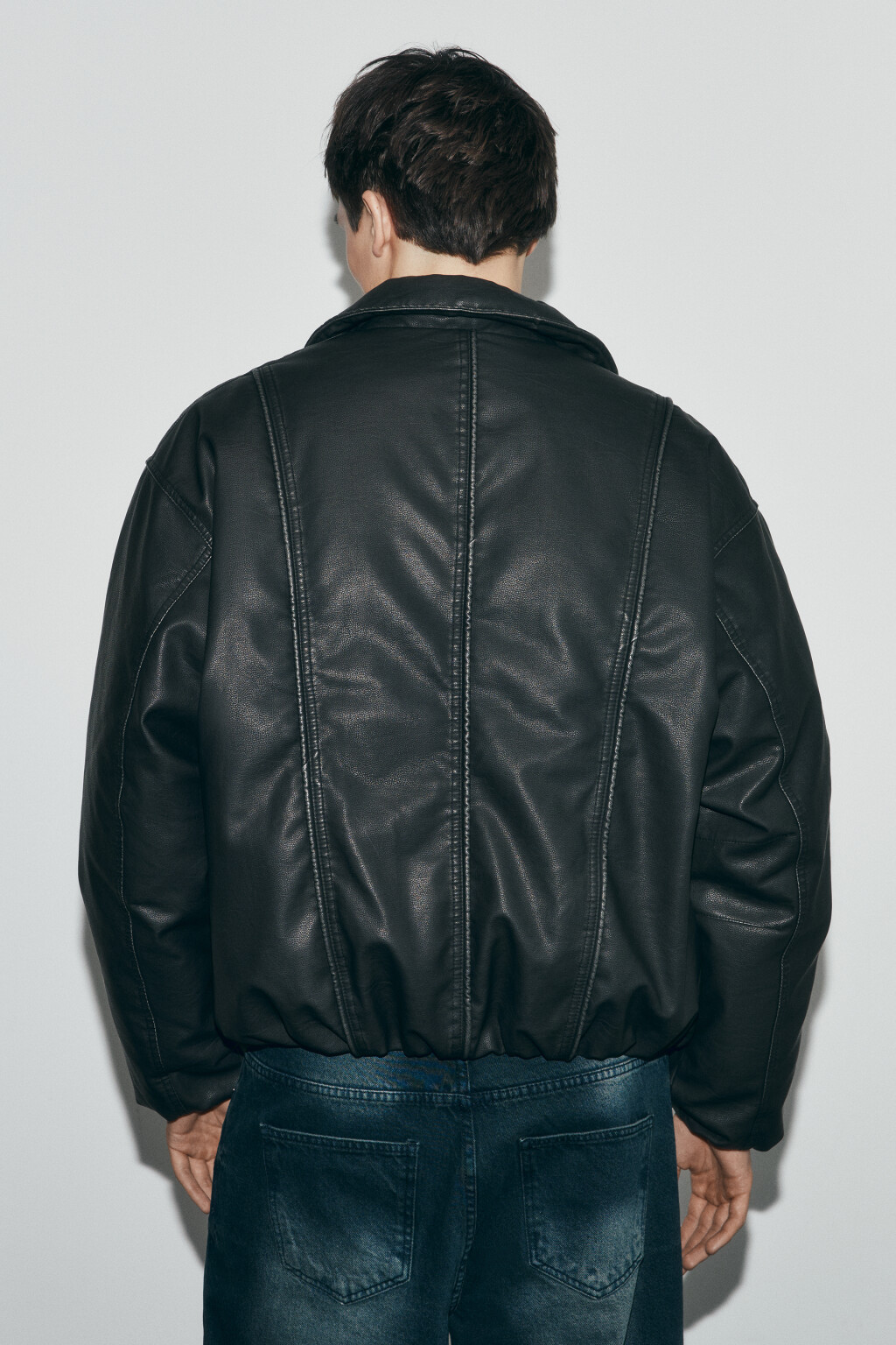 Куртка-бомбер с кожаной фактурой и воротником-стойкой - цвет черный - 3