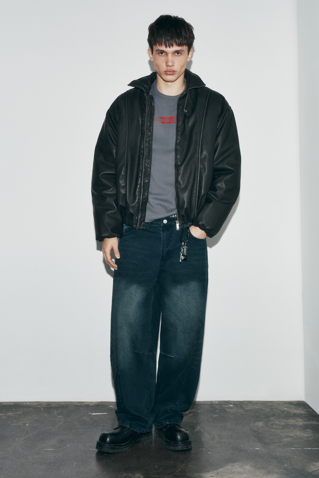 Куртка-бомбер с кожаной фактурой и воротником-стойкой - цвет черный - 4