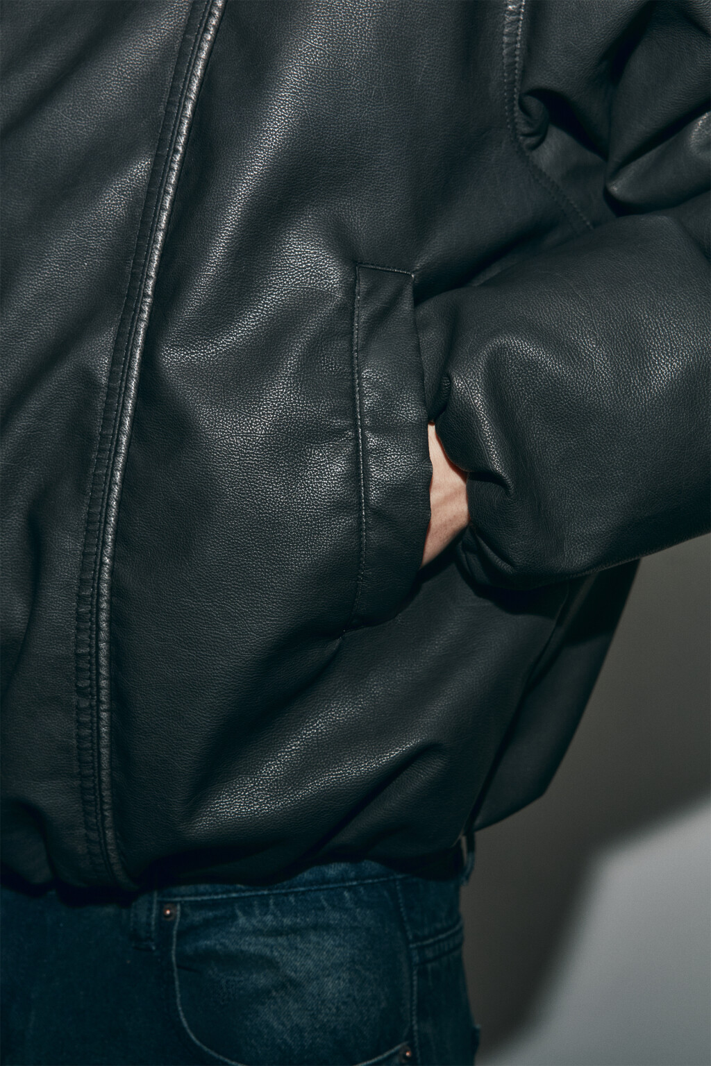 Куртка-бомбер с кожаной фактурой и воротником-стойкой - цвет черный - 6