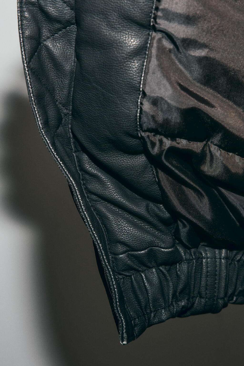 Куртка-бомбер с кожаной фактурой и воротником-стойкой - цвет черный - 7
