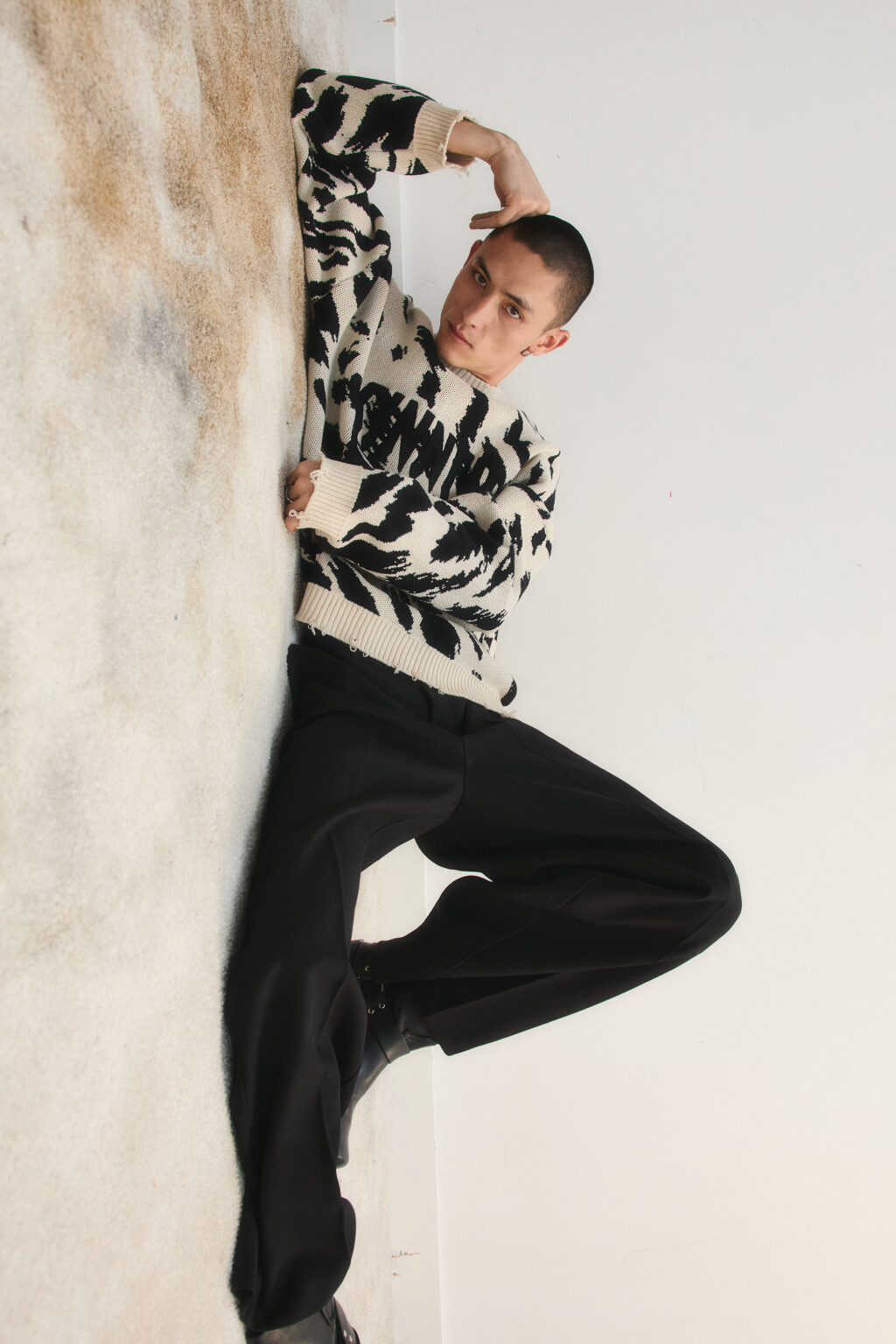 Брюки широкие со стрелками - цвет черный - 1