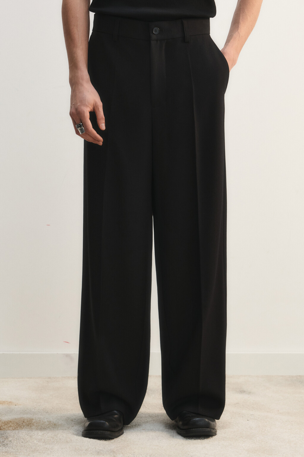 Брюки широкие со стрелками - цвет черный - 3