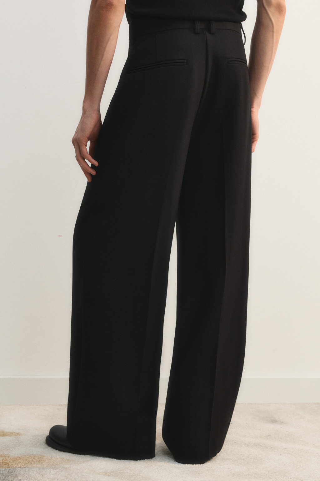 Брюки широкие со стрелками - цвет черный - 4