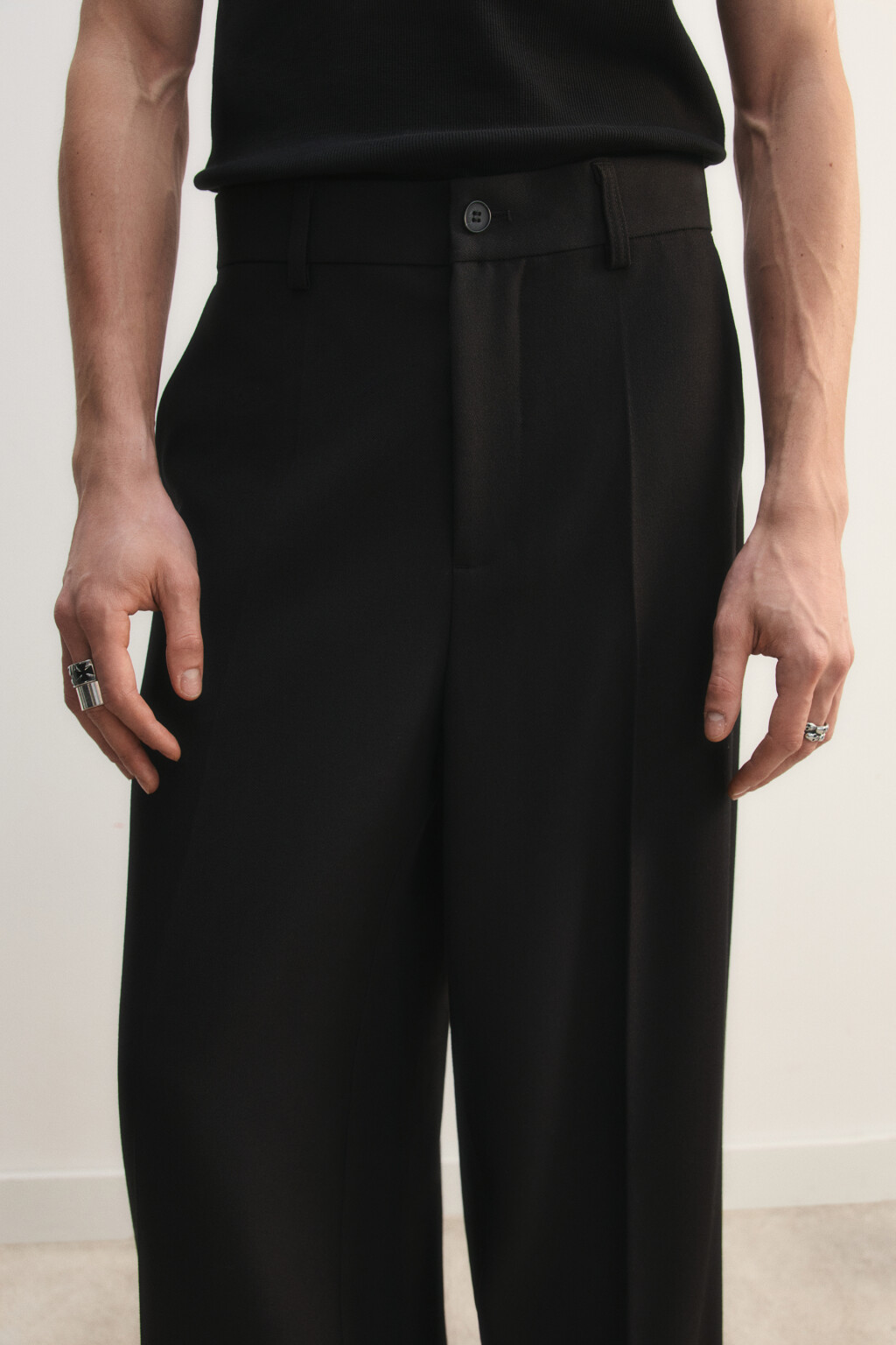 Брюки широкие со стрелками - цвет черный - 6