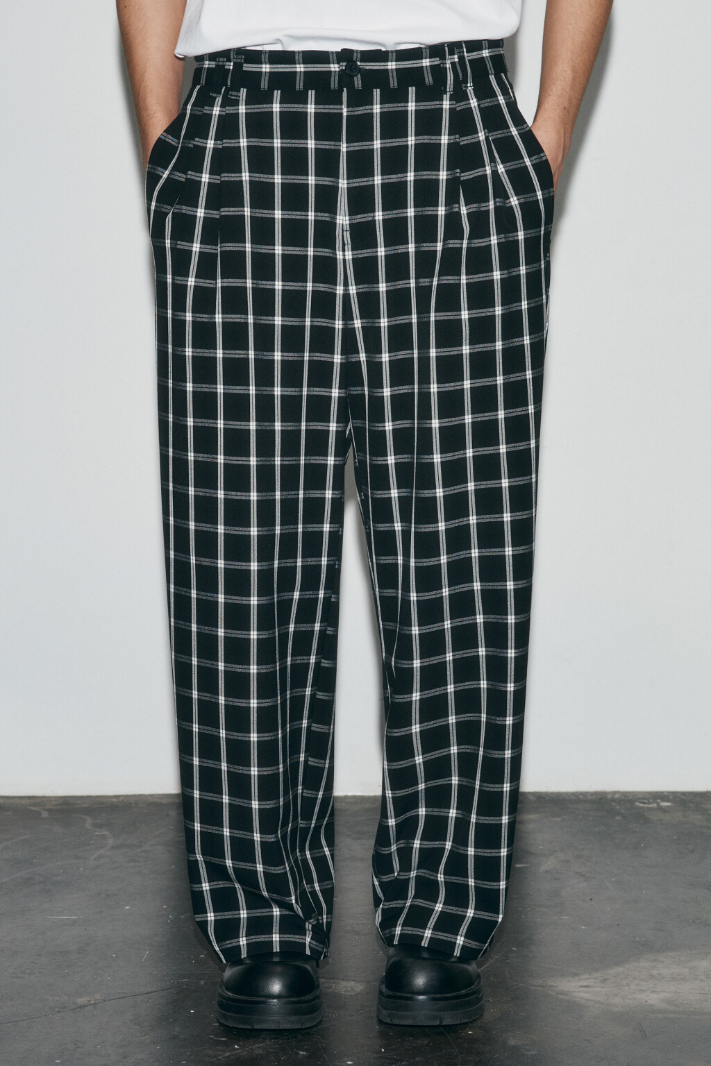 Брюки wide leg со средней посадкой в клетку - цвет черный - 2