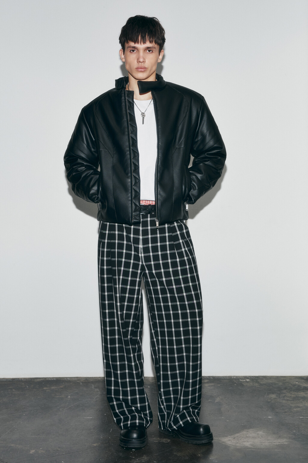 Брюки wide leg со средней посадкой в клетку - цвет черный - 4