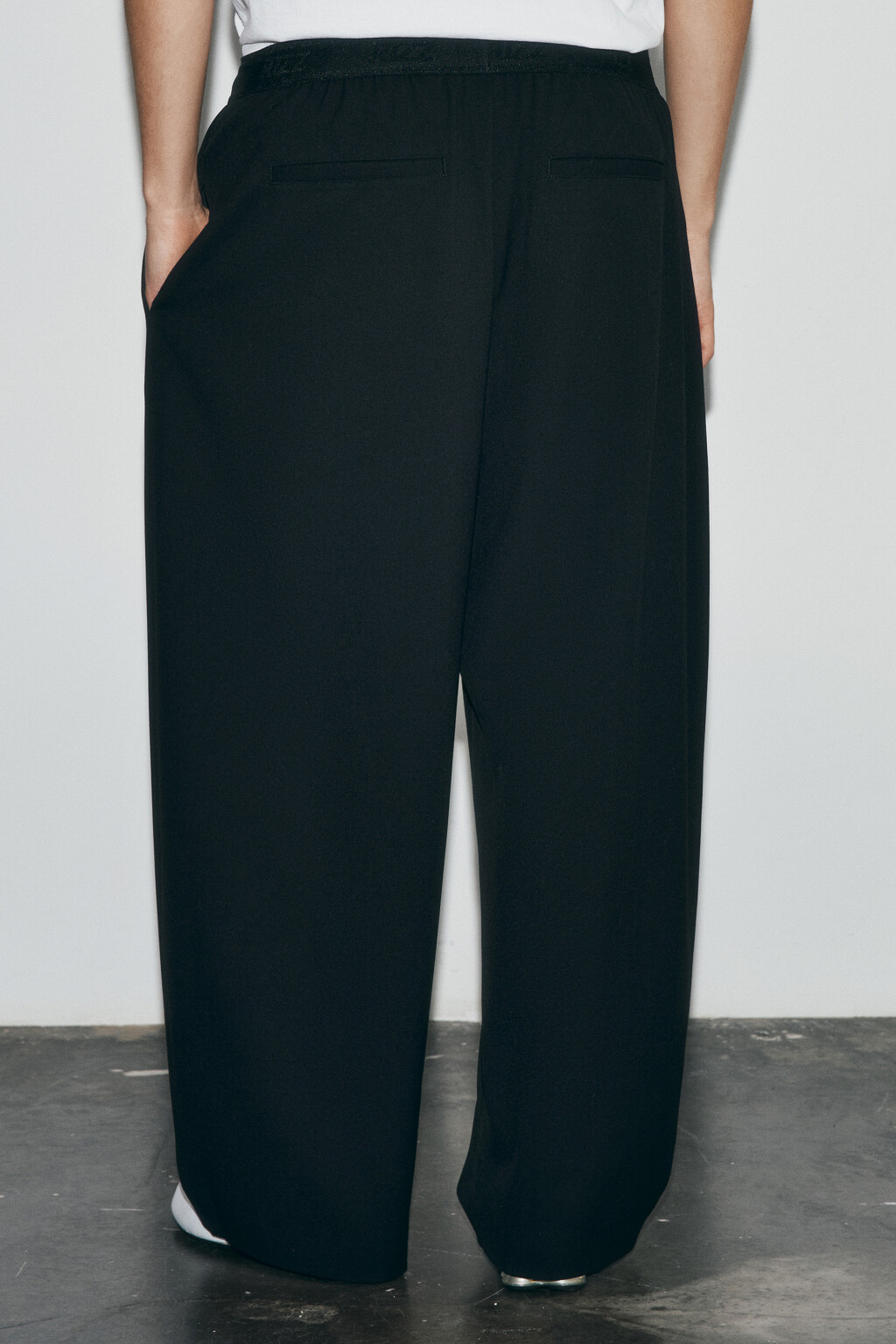 Брюки wide leg со средней посадкой на резинке - цвет черный - 4