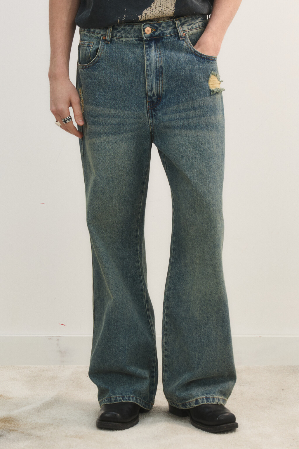 Джинсы flare fit рваные - цвет голубой - 3