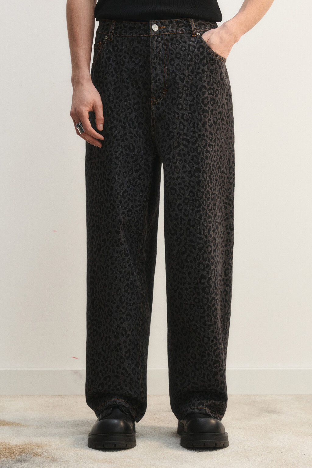Джинсы wide с леопардовым принтом - цвет серый - 4