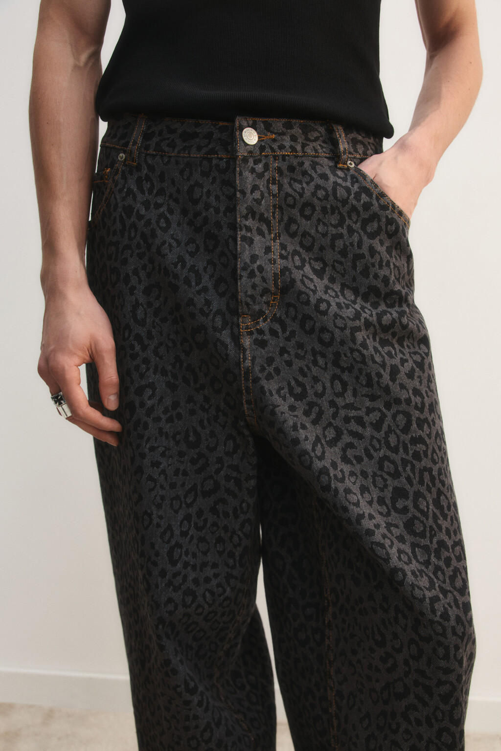 Джинсы wide с леопардовым принтом - цвет серый - 7