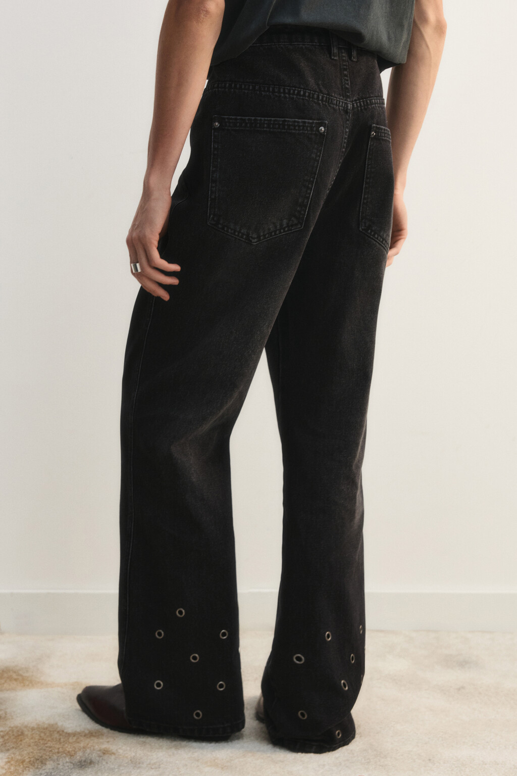 Джинсы клеш с люверсами - цвет серый - 4