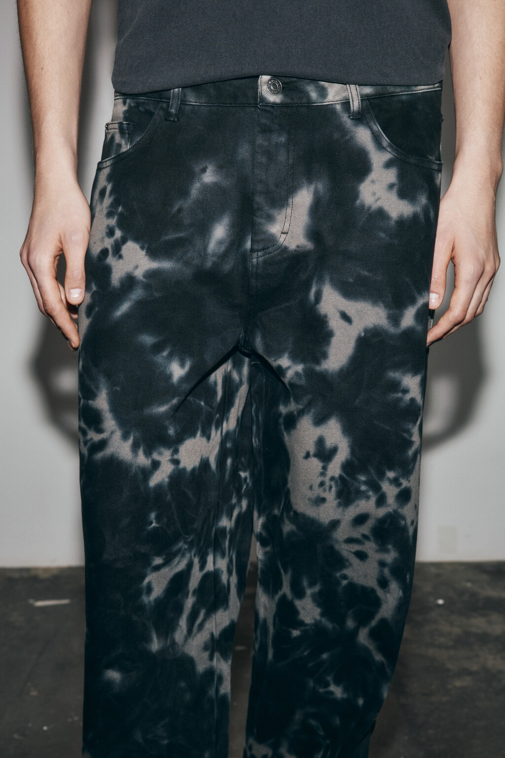 Джинсы baggy fit с принтом - цвет коричневый - 6