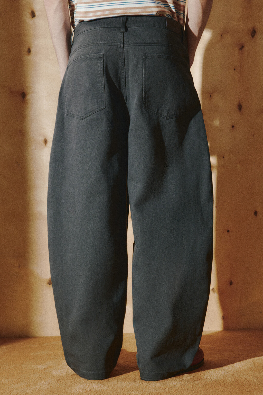 Джинсы baggy fit с декоративными швами - цвет серый - 4