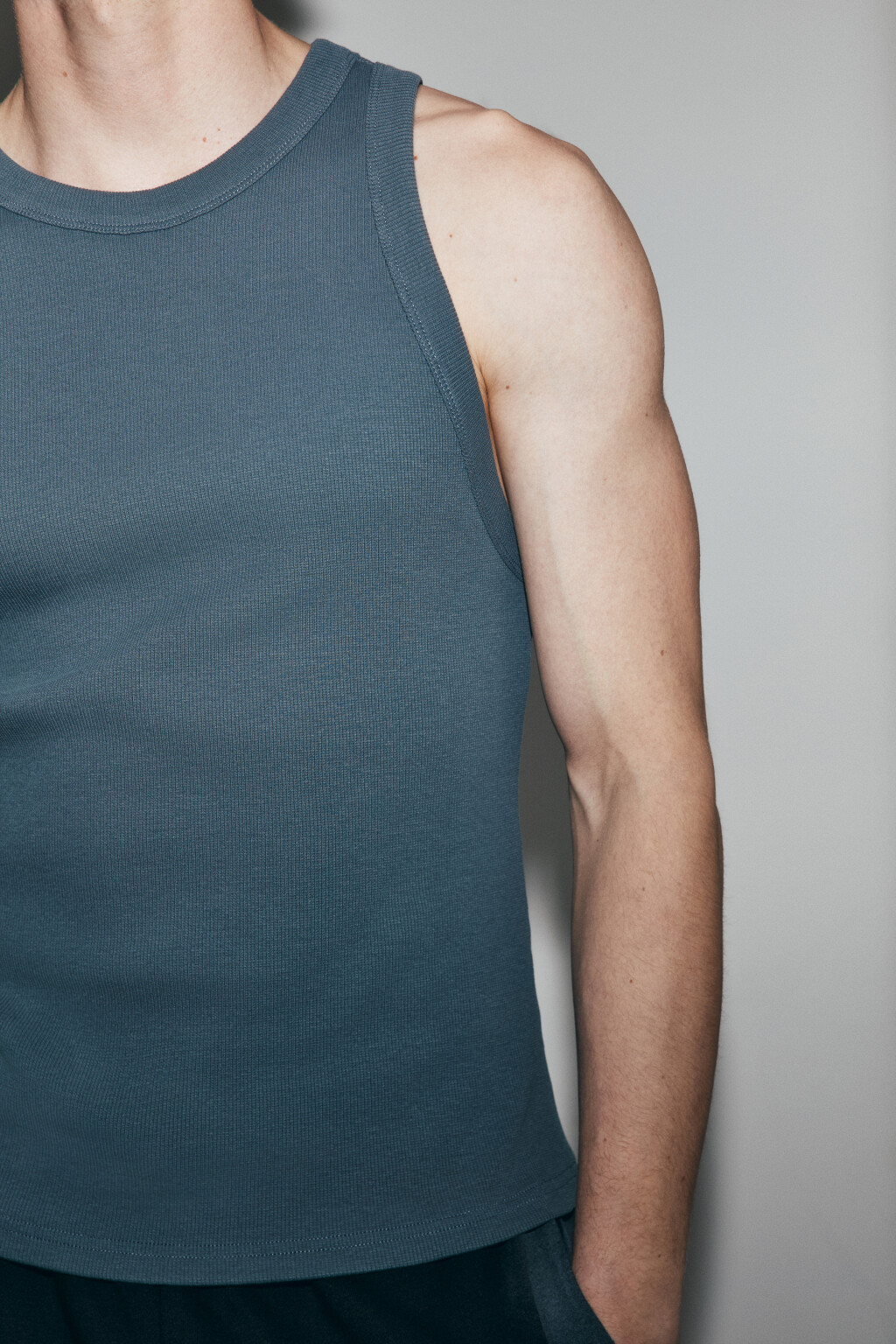 Майка с окантовкой в рубчик - цвет серый - 7