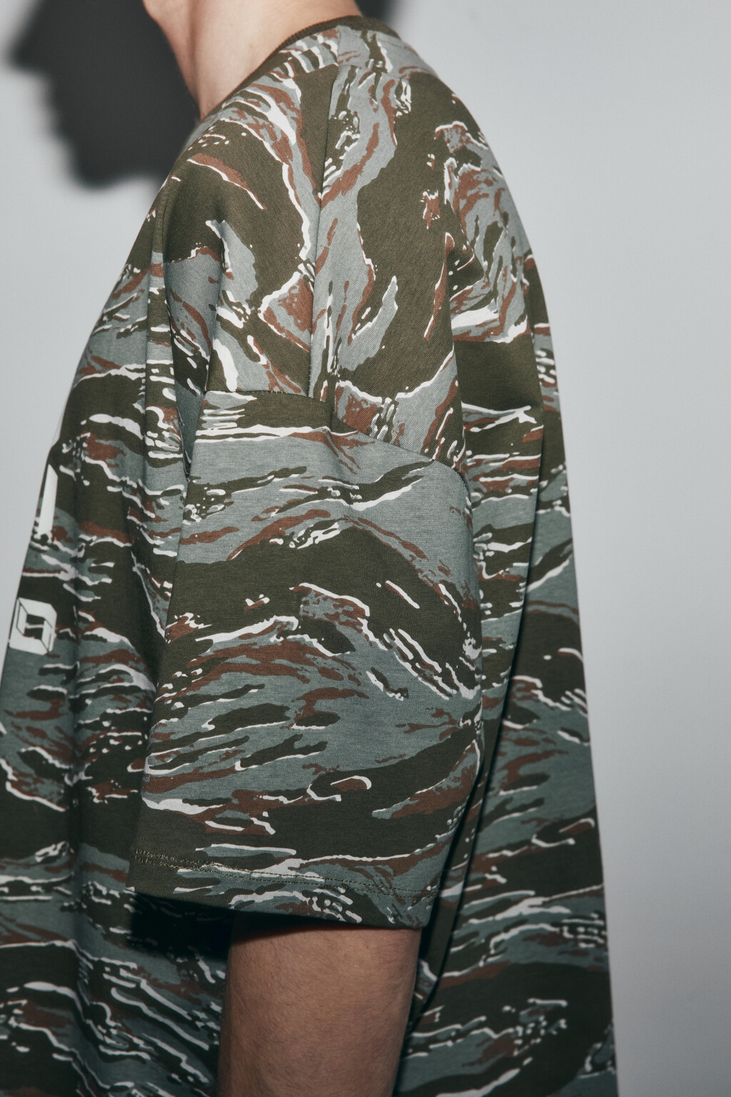 Футболка хлопковая с вареным эффектом - цвет армейский - 7