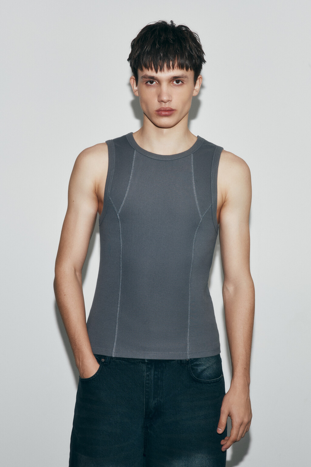 Майка-топ облегающая в рубчик с декоративными швами - цвет серый - 3