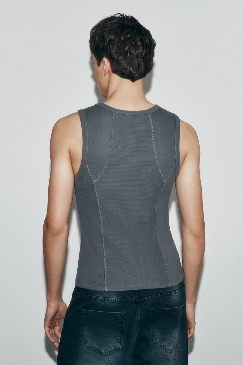 Майка-топ облегающая в рубчик с декоративными швами - цвет серый - 4