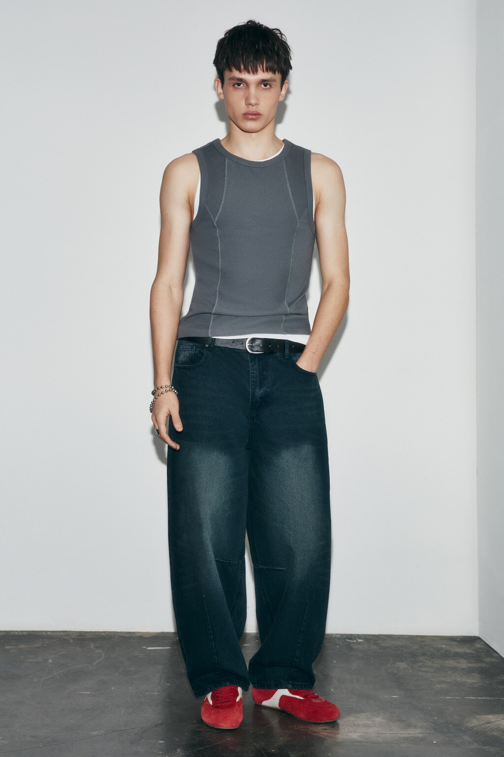 Майка-топ облегающая в рубчик с декоративными швами - цвет серый - 5