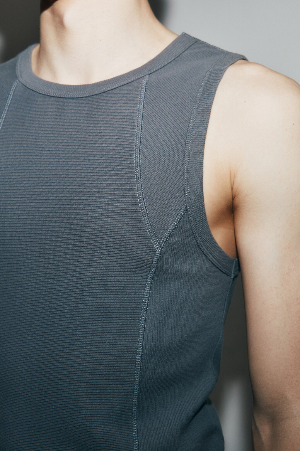 Майка-топ облегающая в рубчик с декоративными швами - цвет серый - 7