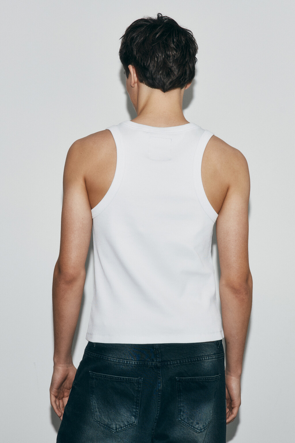 Майка-топ облегающая в рубчик с принтом - цвет белый - 4