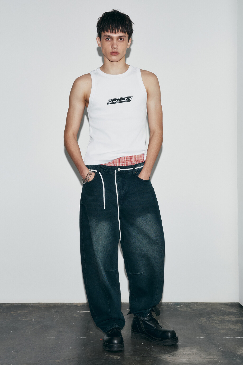 Майка-топ облегающая в рубчик с принтом - цвет белый - 5