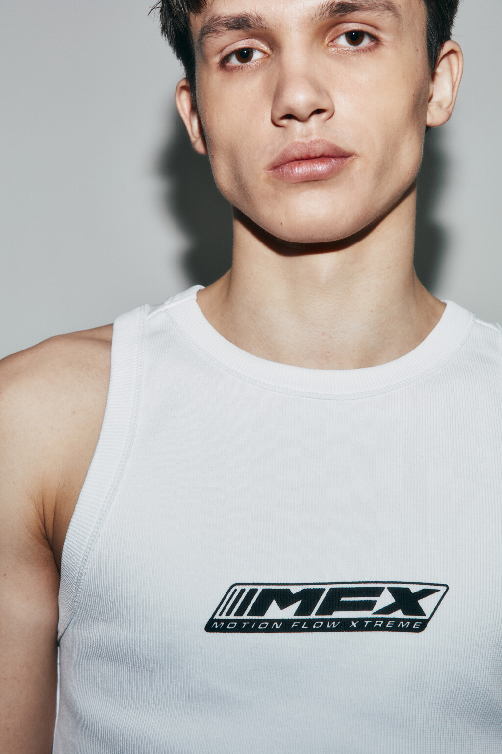 Майка-топ облегающая в рубчик с принтом - цвет белый - 6