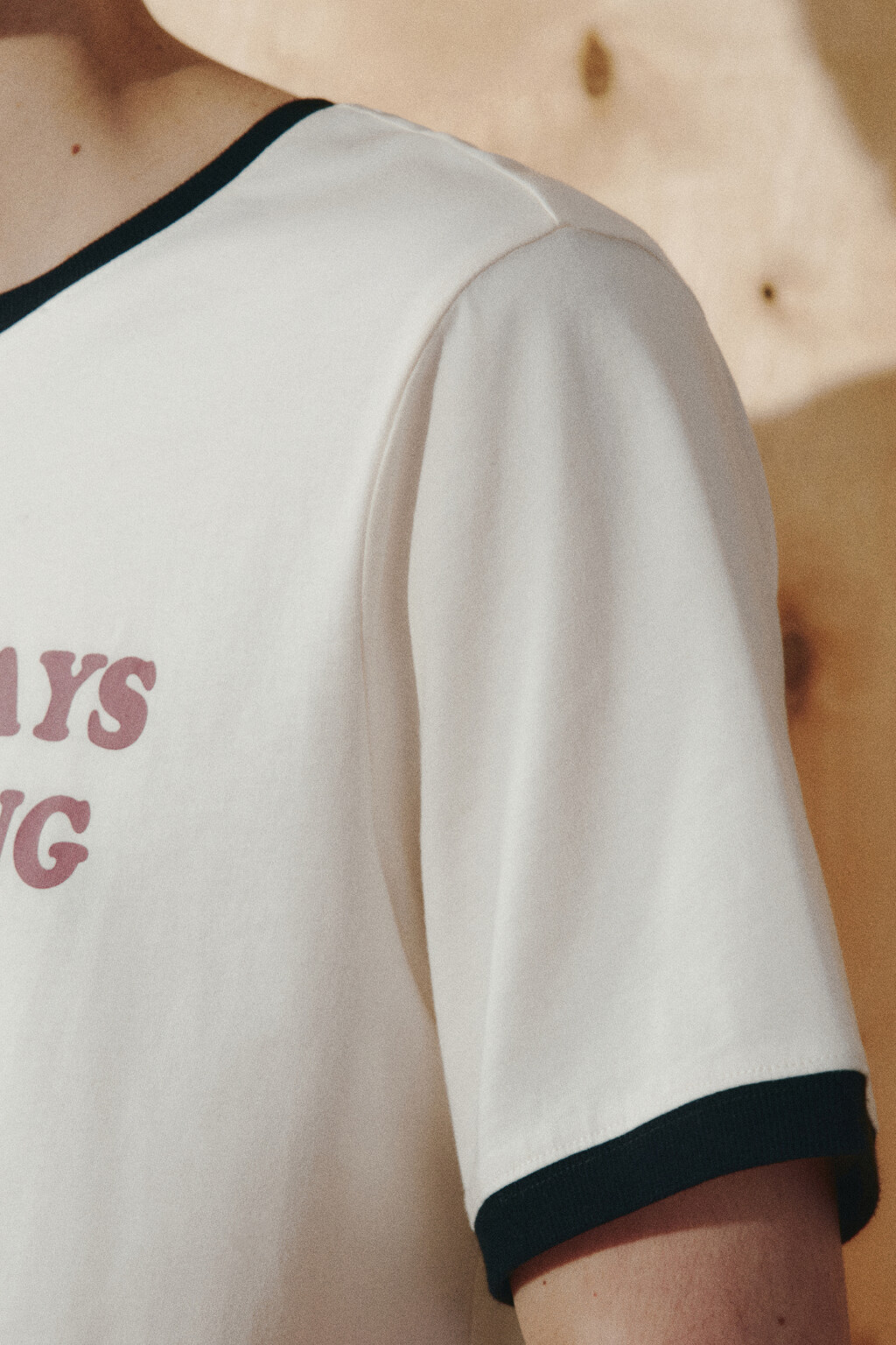 Футболка с принтом и контрастной окантовкой - цвет белый - 7