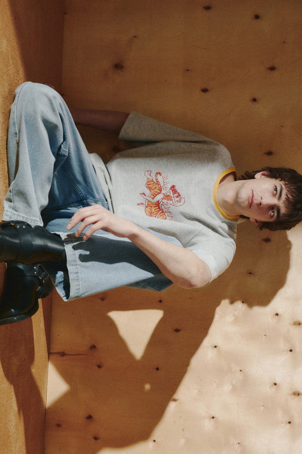 Футболка с принтом и контрастным воротником - цвет серый - 1