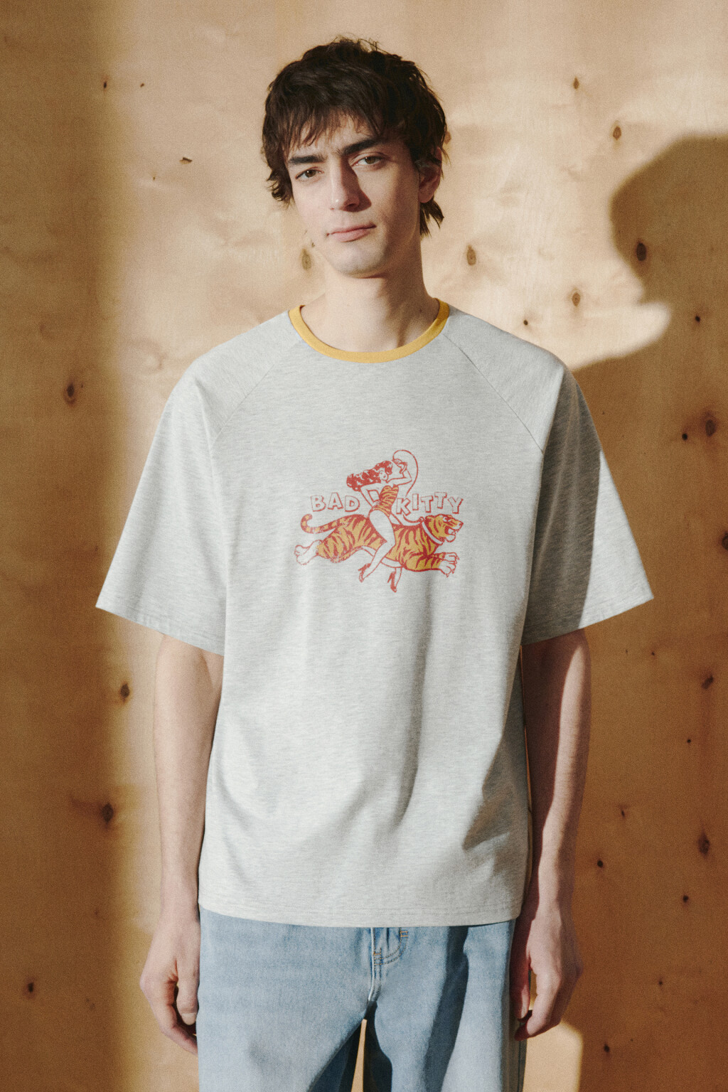 Футболка с принтом и контрастным воротником - цвет серый - 2