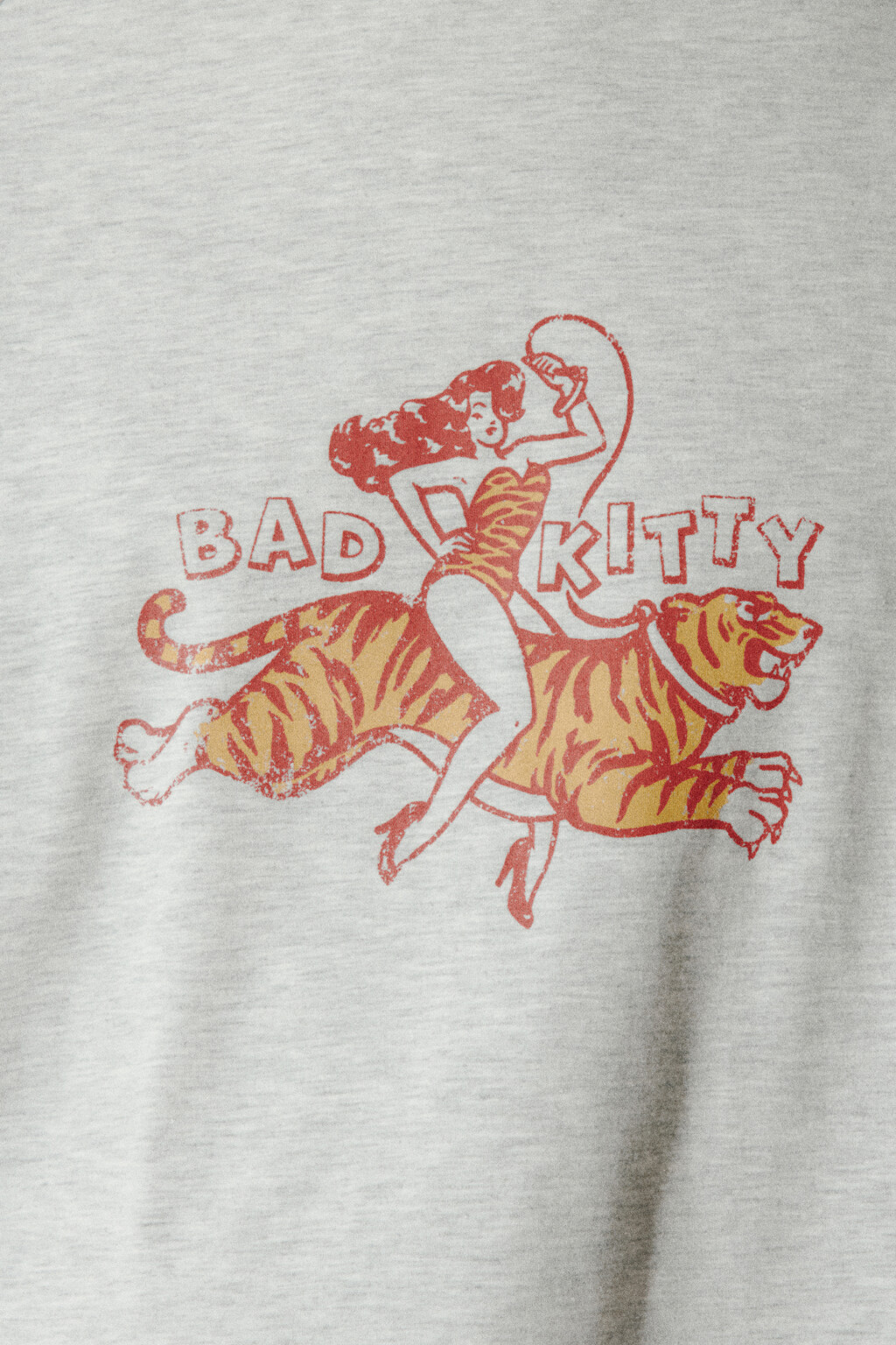 Футболка с принтом и контрастным воротником - цвет серый - 5