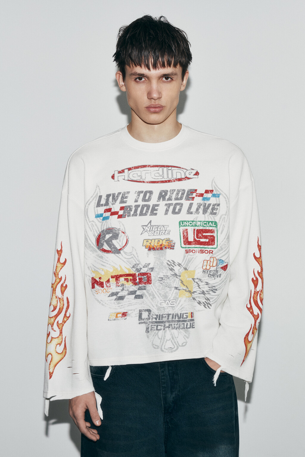 Лонгслив свободный с рваными краями и логотипами - цвет белый - 2